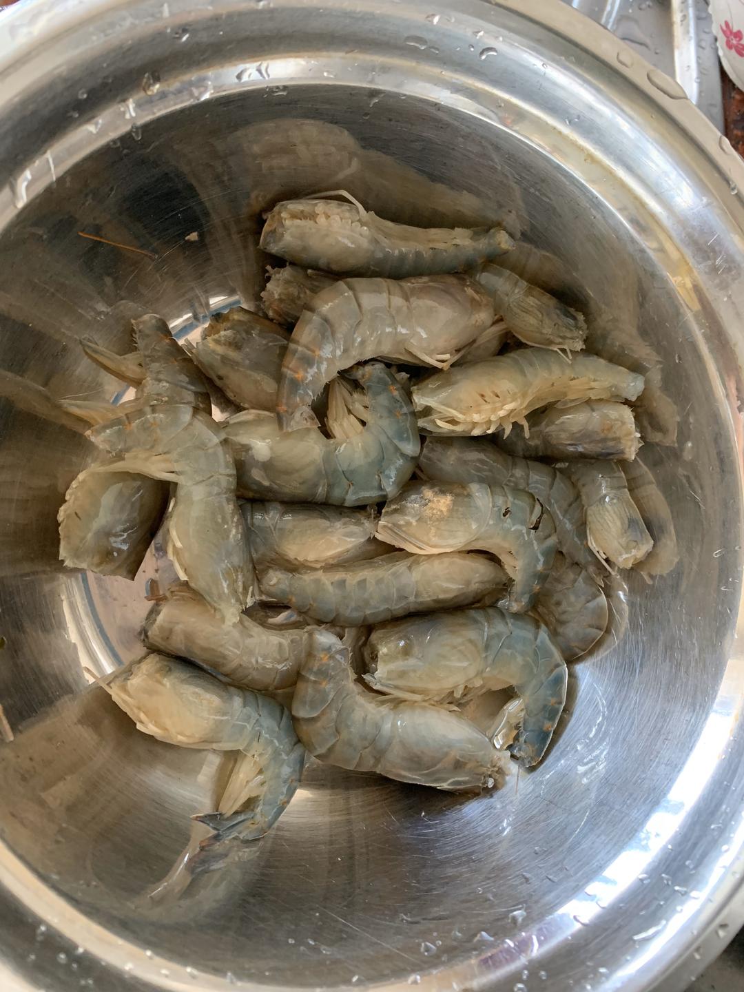虾处理好,去虾囊虾须虾线