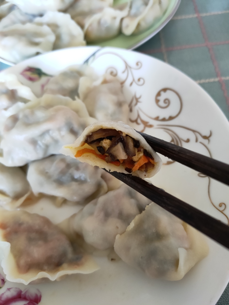 香菇胡萝卜鸡蛋木耳素饺子