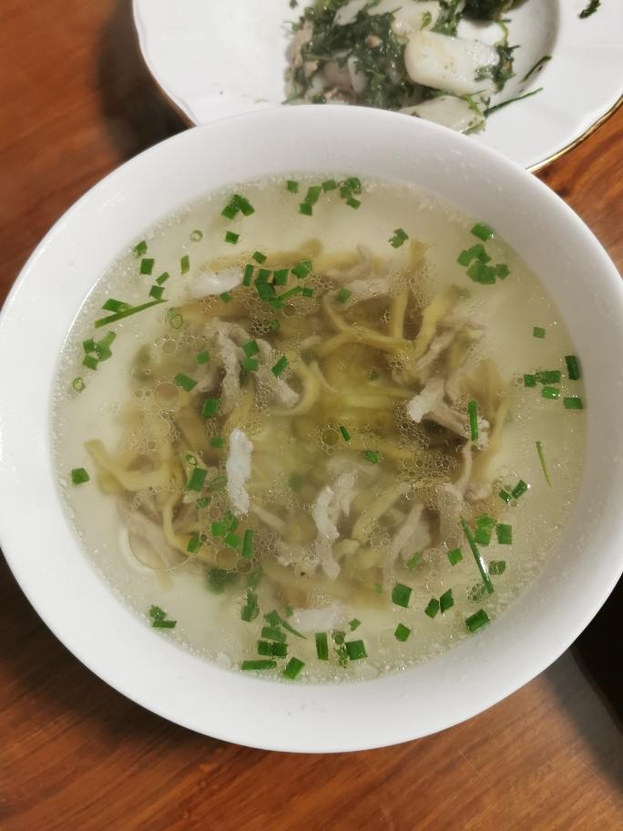 再加一碗榨菜肉丝汤,汤里放入一勺猪油,撒入葱花