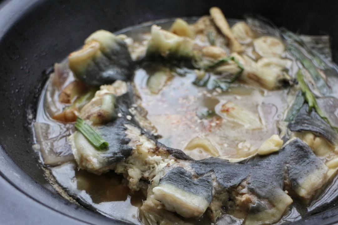 3颗 蒜 10瓣 河鳗 蒜焖河鳗的做法  炒大蒜,葱,姜,放在砂锅底,放鳗鱼