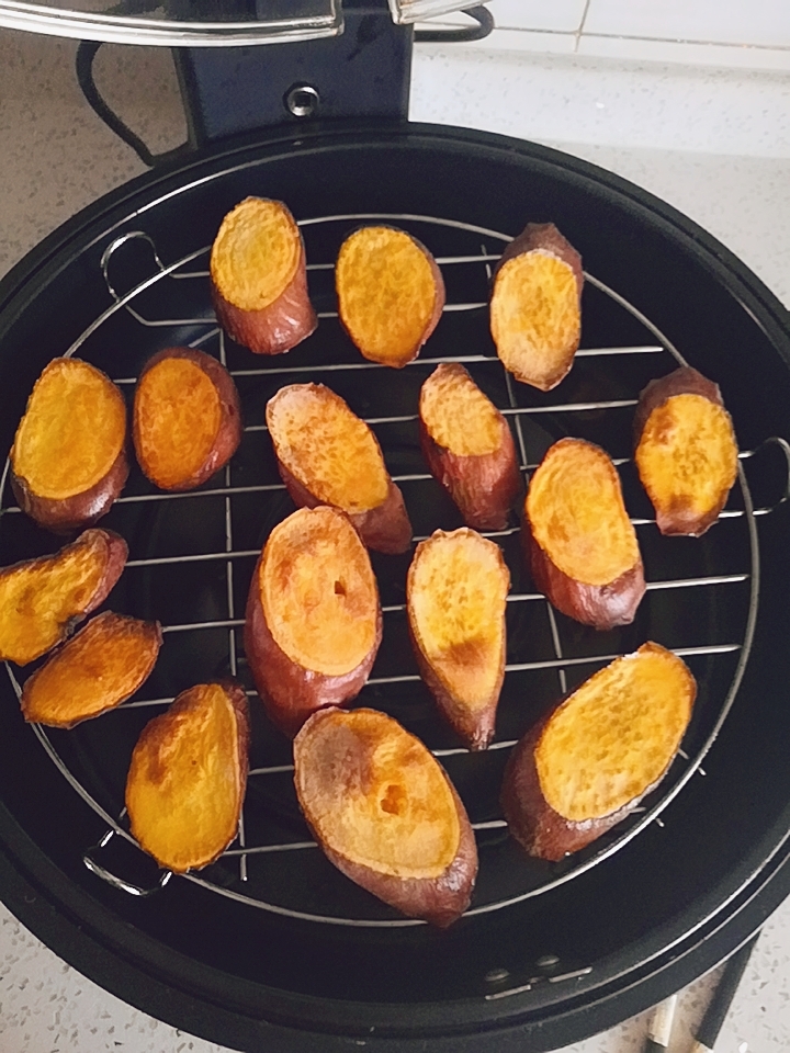 用料  红薯 2个 油 一点点 空气炸锅烤地瓜的做法  推荐