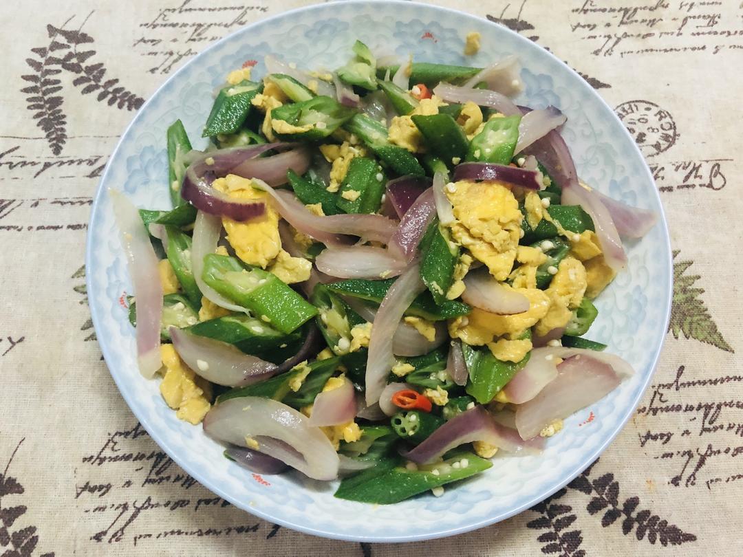 上班族的健康食谱-洋葱秋葵炒鸡蛋的做法 步骤5