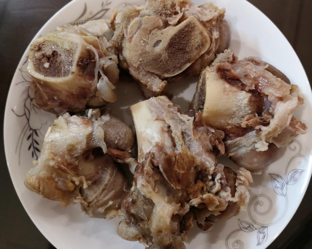 这是分开的骨头,筋头巴脑的,啃骨头吸骨髓,爽!