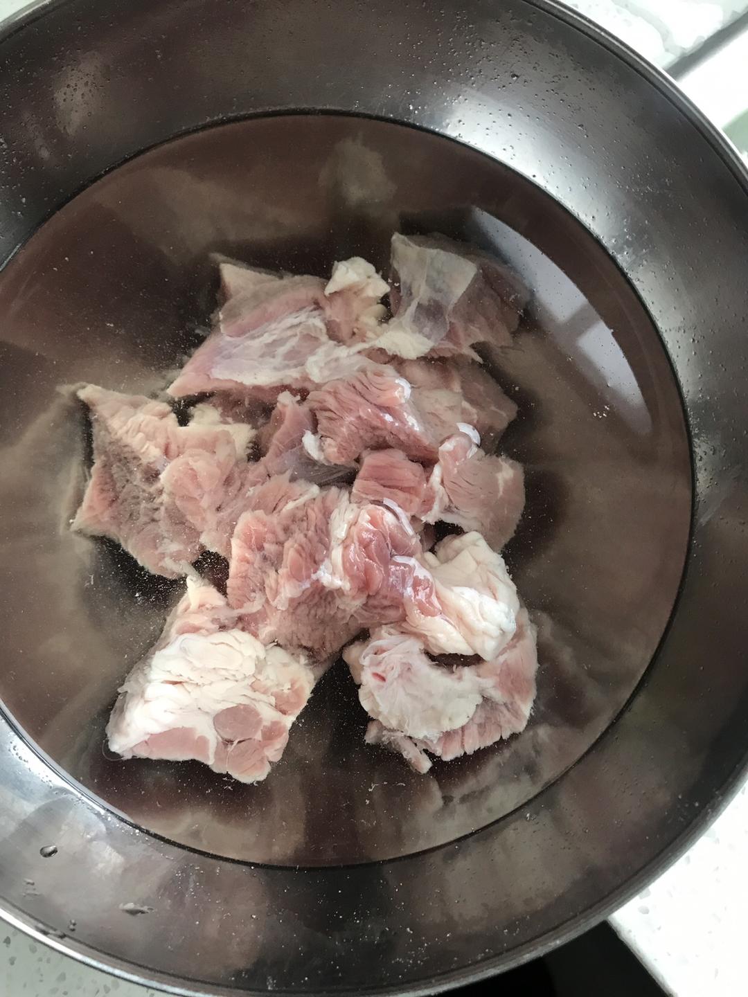 先把牛肉泡水10分钟,再冷水焯一下,去浮末,洗净!