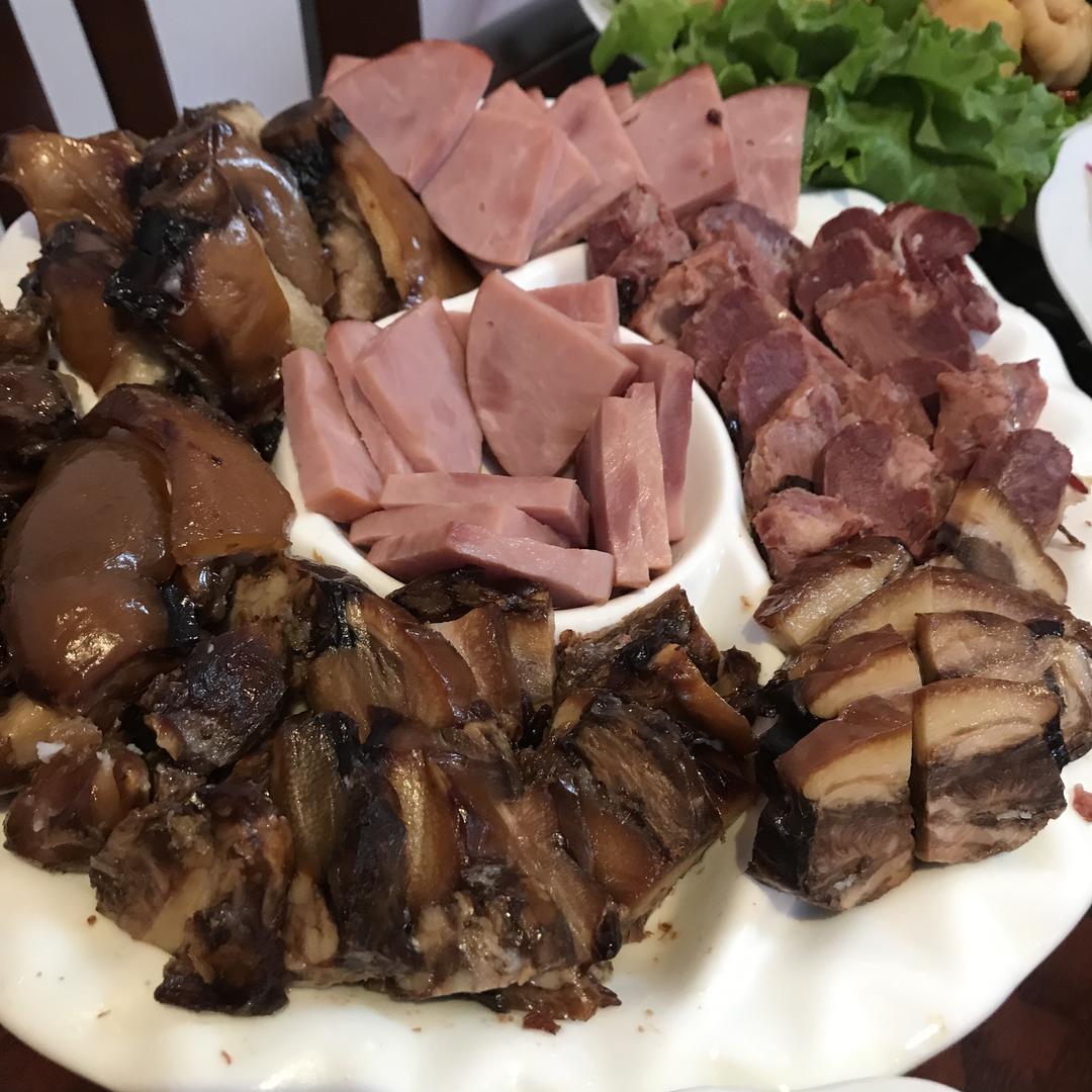 酱熏拼盘(猪头肉,猪蹄子,酱牛肉,火腿)