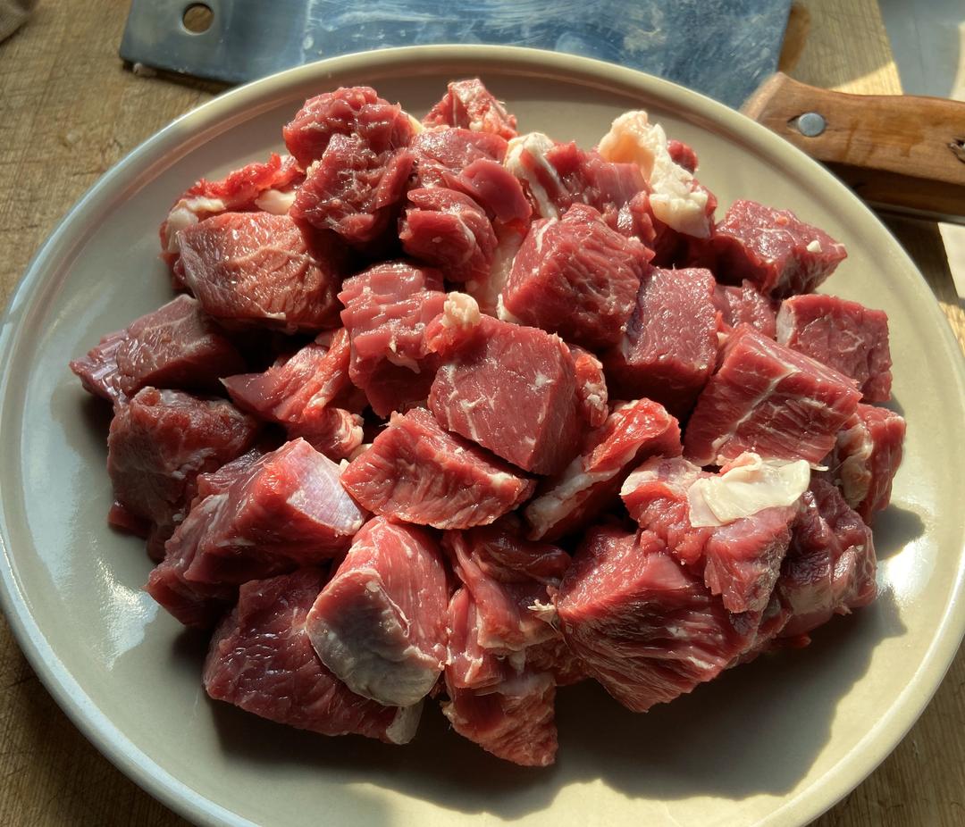 牛肉切块备用.