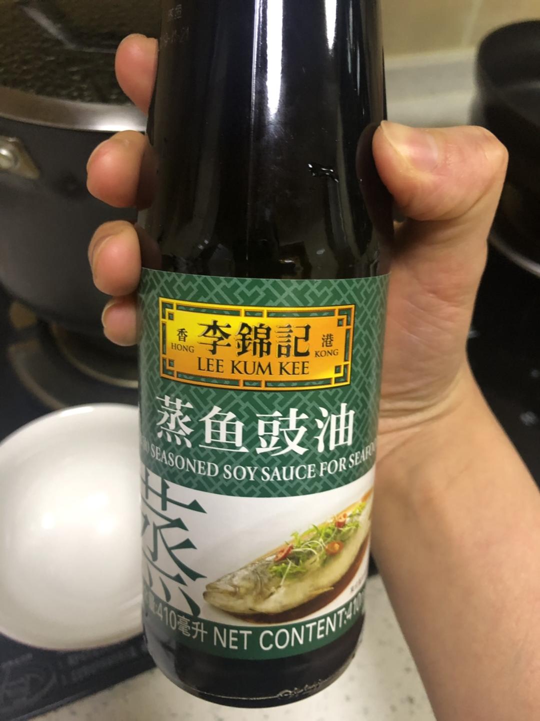 我喜欢用李锦记的蒸鱼豉油烧菜,咸淡合适,因为我家不用味精鸡精,蒸鱼